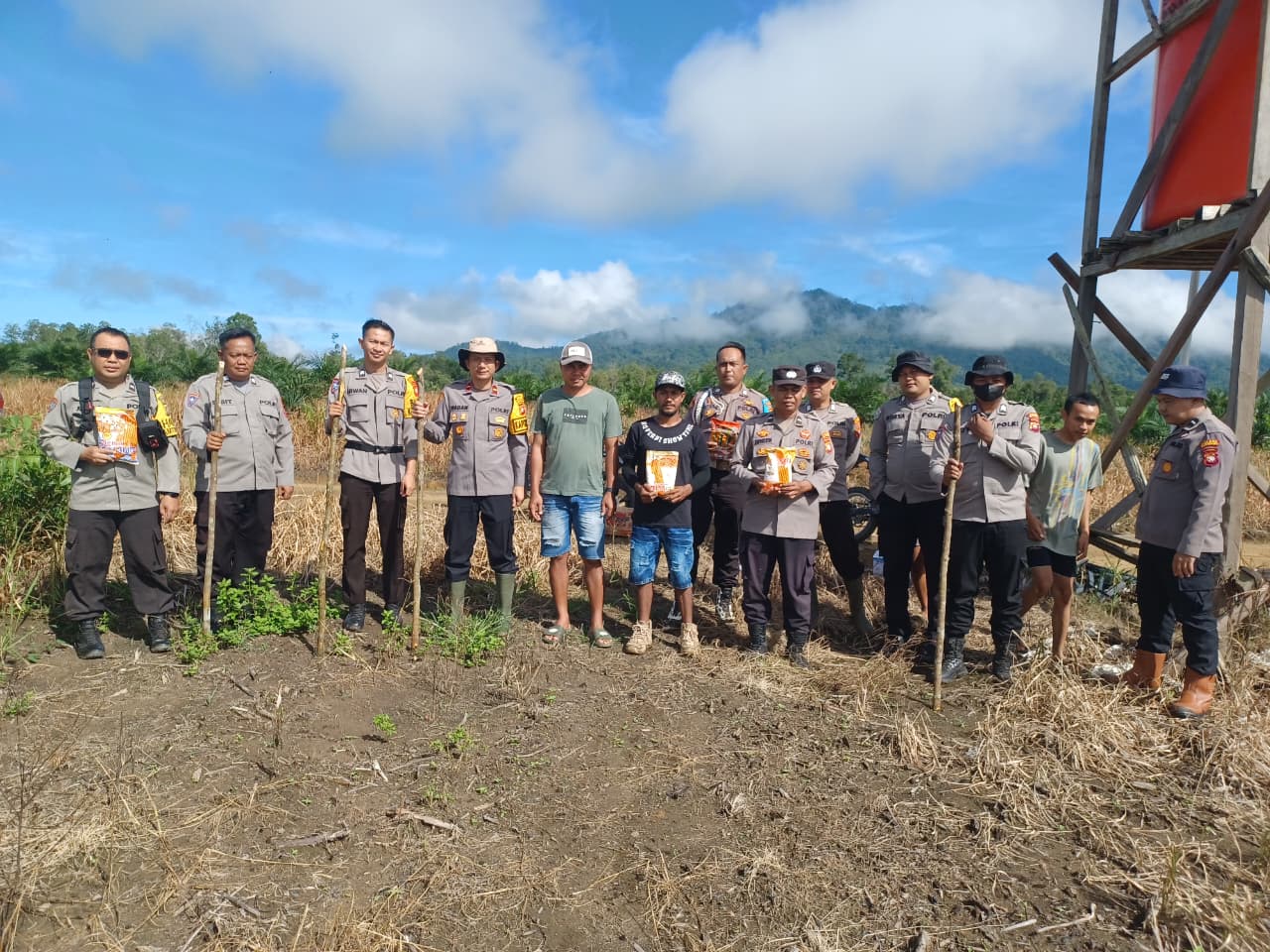 Dukung Program Ketahanan Pangan, Kapolsek Tumbang Titi Gandeng Pemerintahan Desa Untuk Tanam Bibit Jagung Hibrida