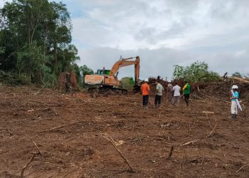 Personel Polsek Manis Mata Laksanakan Pembukaan Lahan dan Pembersihan Demplot Ketahanan Pangan Jagung Hibrida