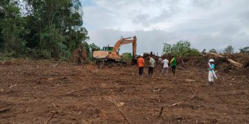 Personel Polsek Manis Mata Laksanakan Pembukaan Lahan dan Pembersihan Demplot Ketahanan Pangan Jagung Hibrida