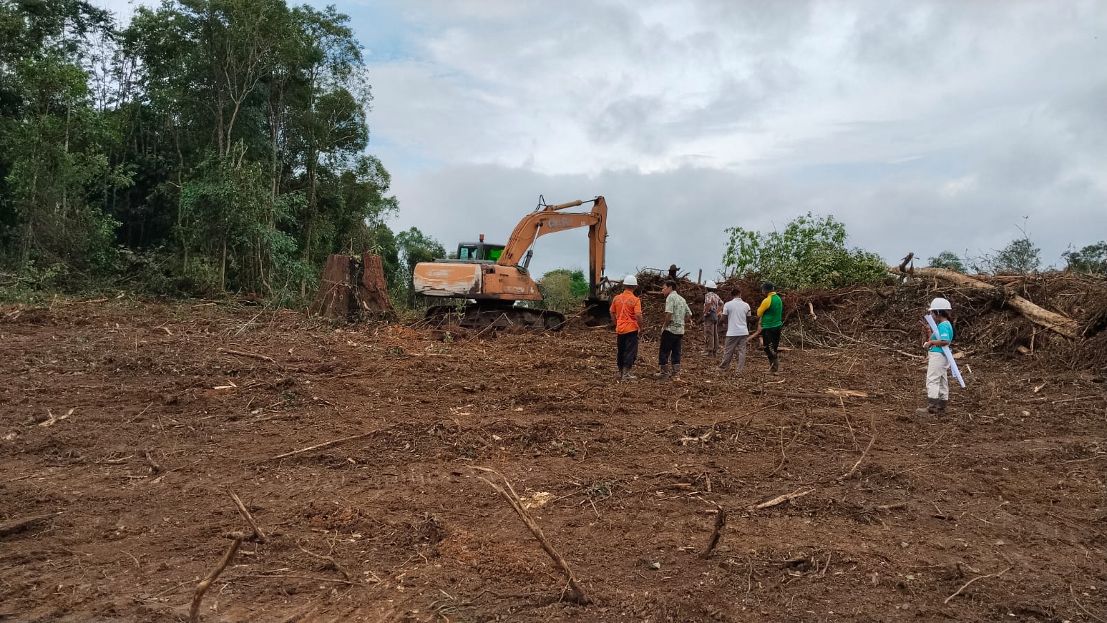 Personel Polsek Manis Mata Laksanakan Pembukaan Lahan dan Pembersihan Demplot Ketahanan Pangan Jagung Hibrida