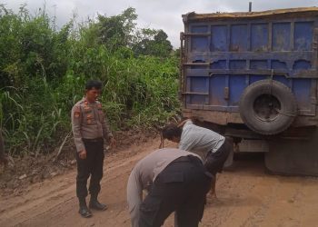 Saat Patroli di Jalan Kayu Lapis, Polisi Bantu Evakuasi Mobil Terperosok