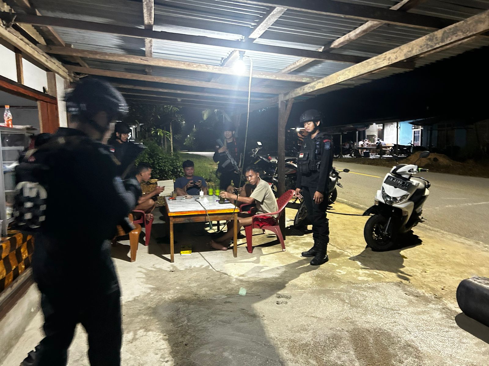 _Patroli Harkamtibmas Brimob Kalbar, Wujud Nyata Komitmen Polri Untuk Hadir Di Tengah-tengah Masyarakat