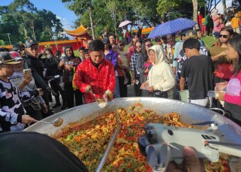 Polres Singkawang Amankan Kegiatan Masak 2.000 Porsi Ayam Woku Gratis, Warga Antusias Berbagi Kebersamaan
