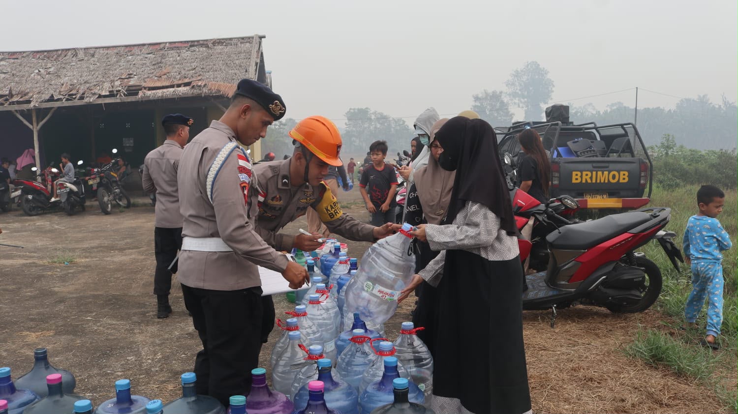 Polda Kalbar Salurkan Air Bersih Layak Minum untuk Warga Terdampak Kemarau dan Karhutla di Kubu Raya
