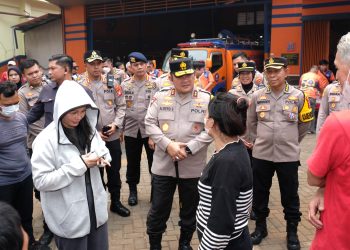 KAPOLDA KALBAR SALURKAN AIR BERSIH KEPADA MASYARAKAT TURUT SERTA SATGAS EDUKASI