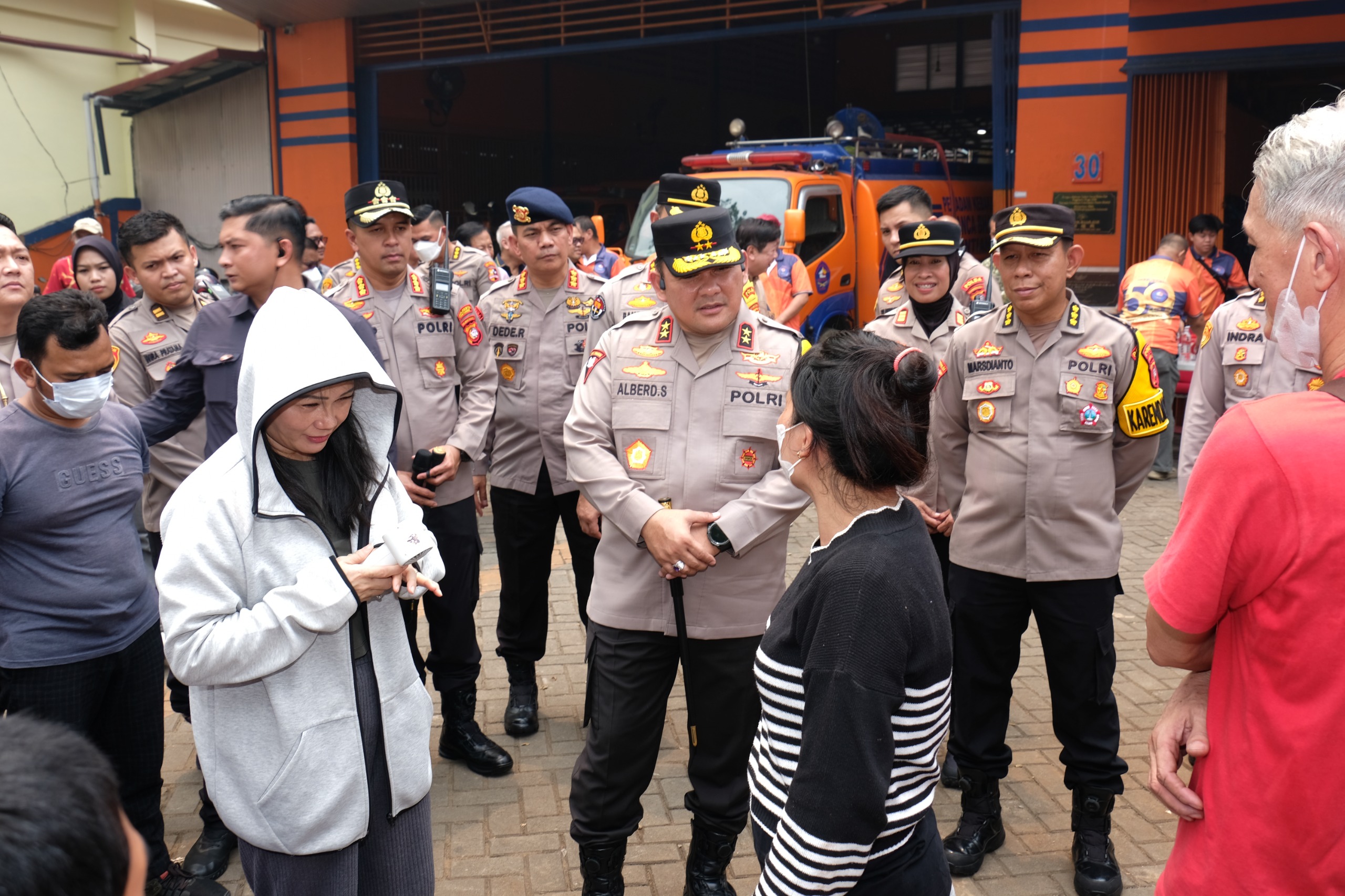 KAPOLDA KALBAR SALURKAN AIR BERSIH KEPADA MASYARAKAT TURUT SERTA SATGAS EDUKASI