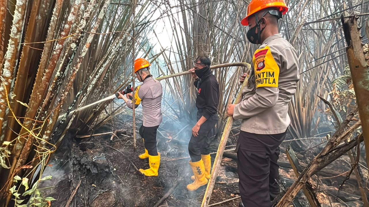 Tim Karhutla Satbrimob Polda Kalbar Lakukan Pendinginan Lahan di Rasau Jaya