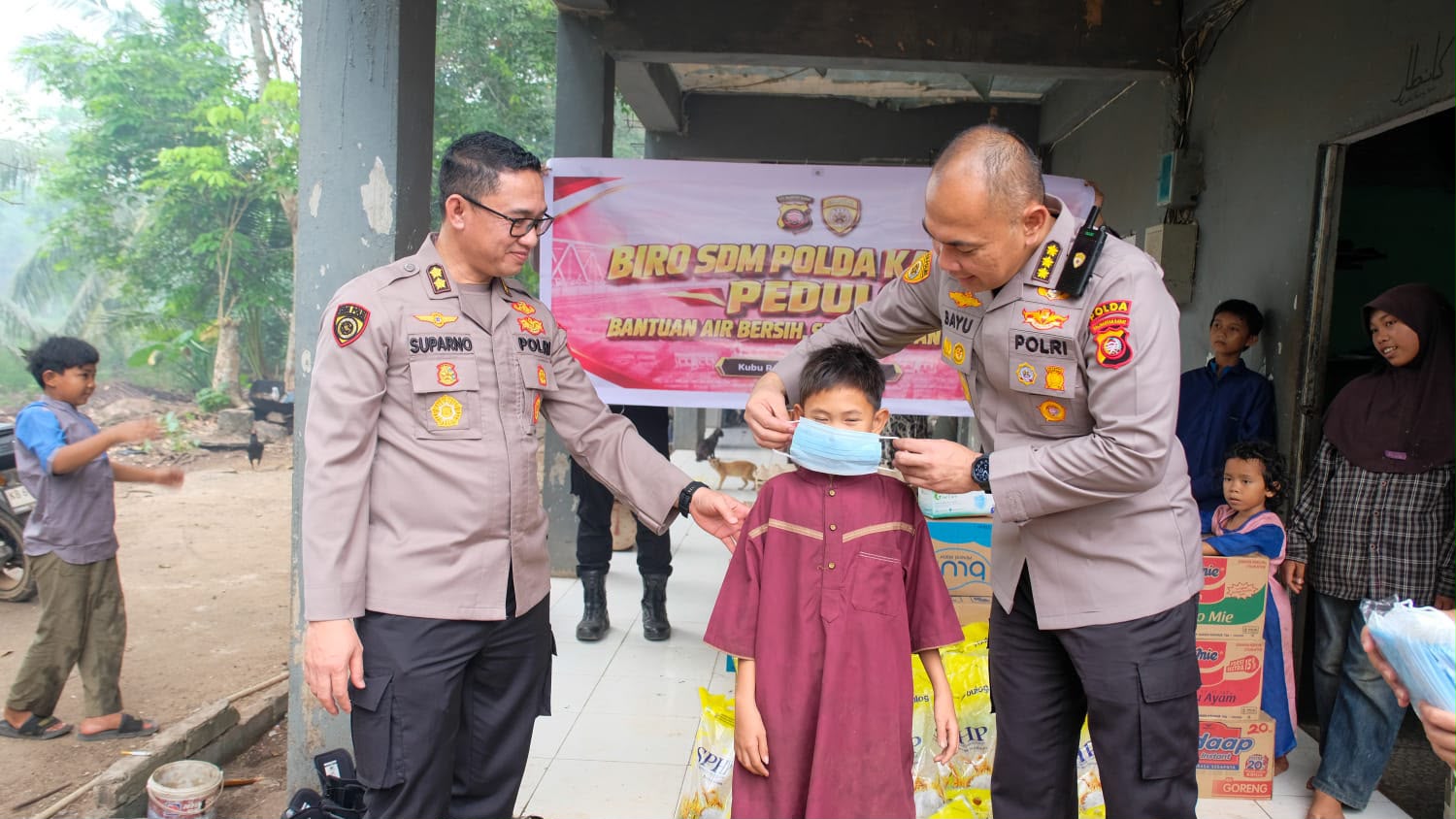 Biro SDM Polda Kalbar Salurkan 2.000 Liter Air Bersih ke Panti Asuhan Terdampak Kemarau dan Karhutla