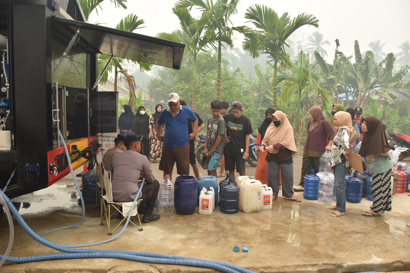Brimob Kalbar Salurkan Air Bersih untuk Warga Terdampak Kemarau