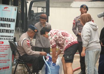 Brimob Kalbar Kembali Salurkan Air Bersih Untuk Meringankan Beban Masyarakat Akibat Kelangkaan Air Bersih