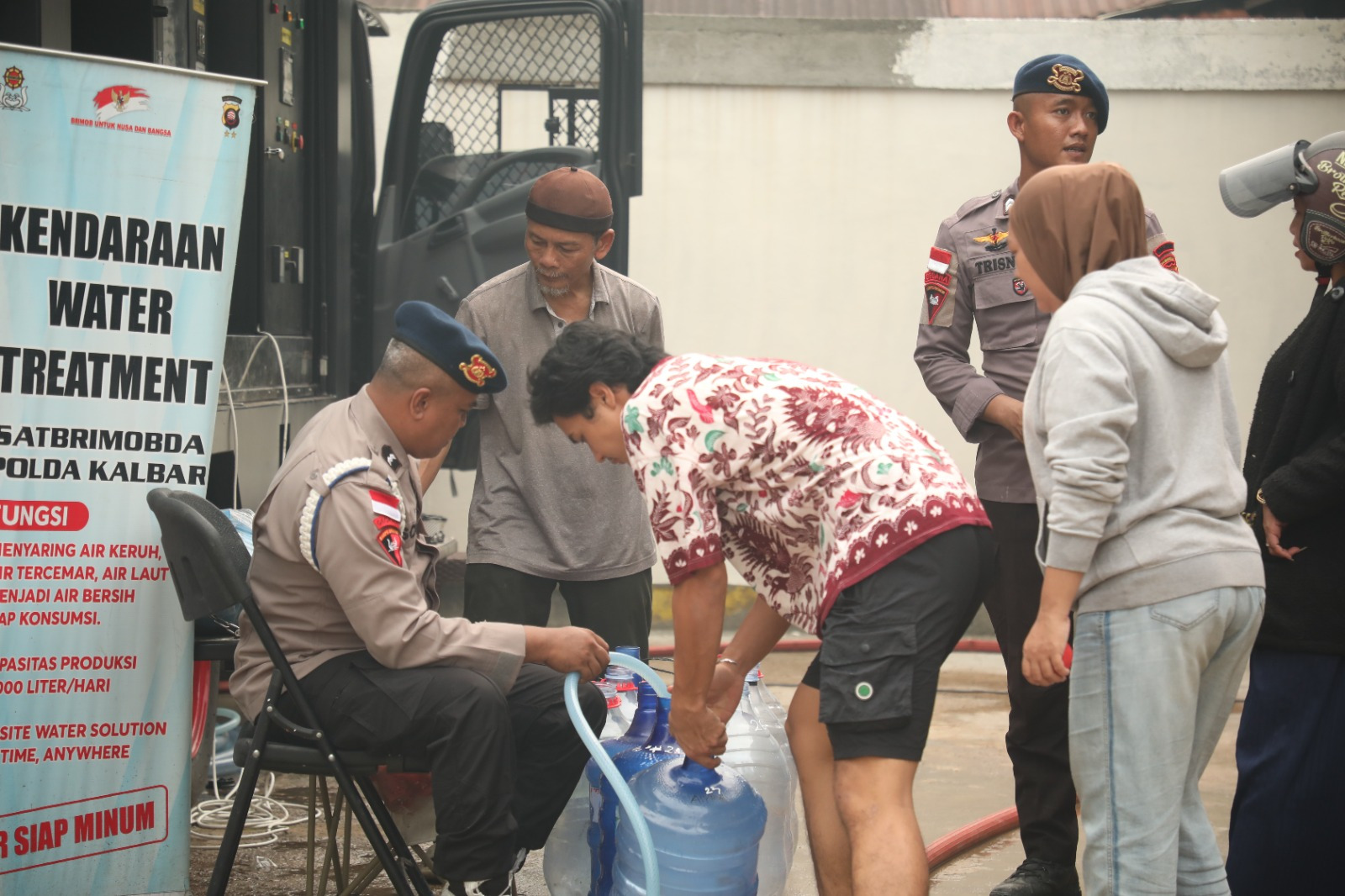 Brimob Kalbar Kembali Salurkan Air Bersih Untuk Meringankan Beban Masyarakat Akibat Kelangkaan Air Bersih