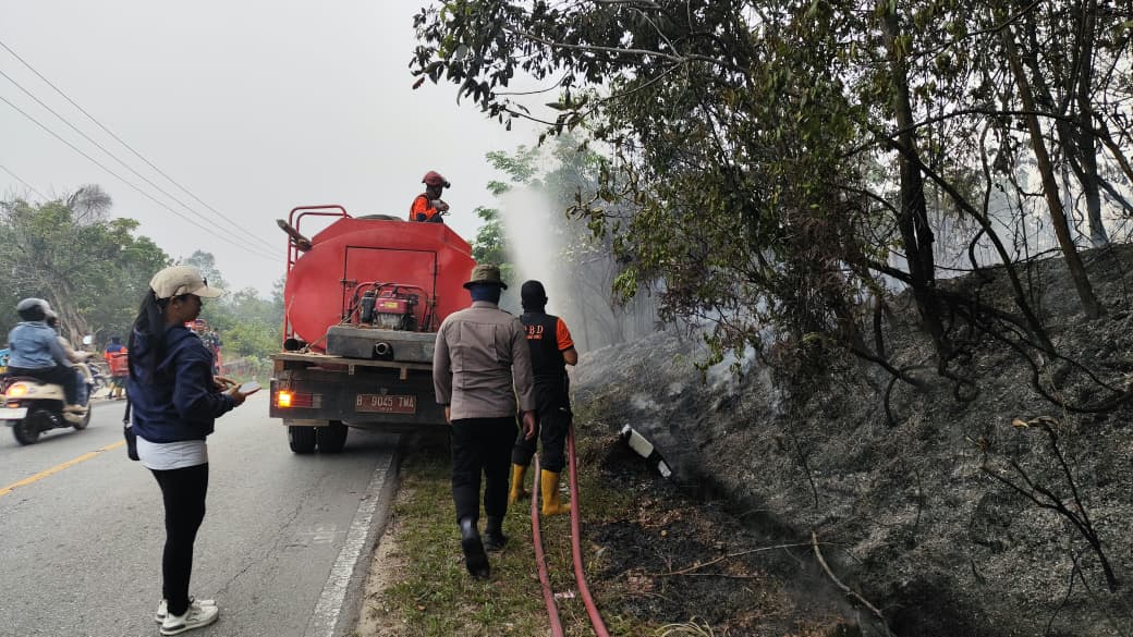 Bersama BPBD, Personel Brimob Polda Kalbar Bergerak Cepat Padamkan Kebakaran di Desa Kunyai