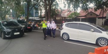Wujudkan Kepedulian, Personel Polda Kalbar Bantu Korban Laka Lantas dan Seberangkan Anak Sekolah