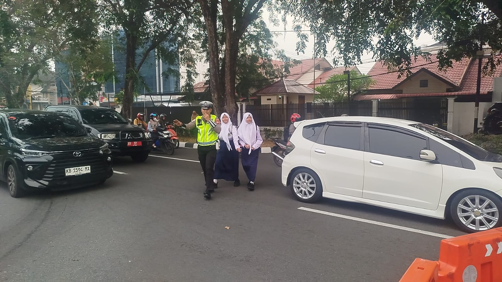 Wujudkan Kepedulian, Personel Polda Kalbar Bantu Korban Laka Lantas dan Seberangkan Anak Sekolah