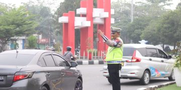 Jaga Kelancaran Lalin di Tengah Kabut Asap Karhutla, Personil Gabungan Polda Kalbar Amankan Kawasan Tugu Digulis