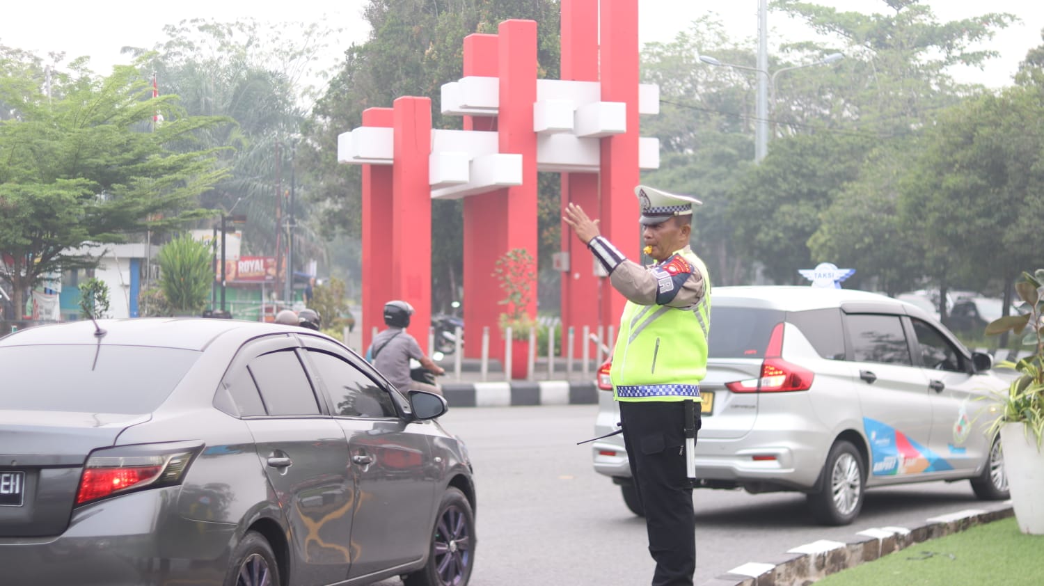 Jaga Kelancaran Lalin di Tengah Kabut Asap Karhutla, Personil Gabungan Polda Kalbar Amankan Kawasan Tugu Digulis