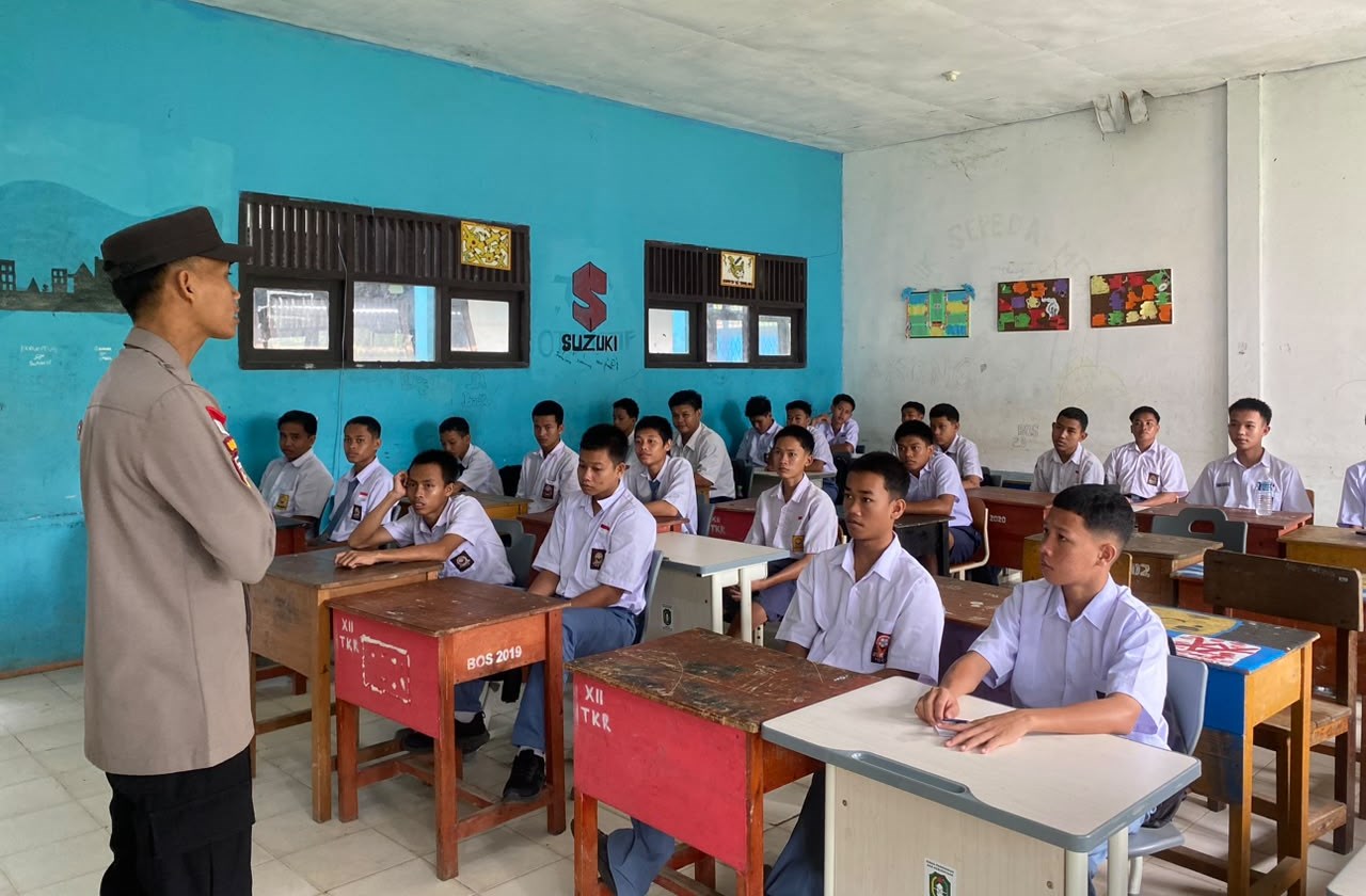 Polsek Entikong Edukasi Pelajar SMKN 1 tentang Bahaya Narkoba dan Tertib Berlalu Lintas