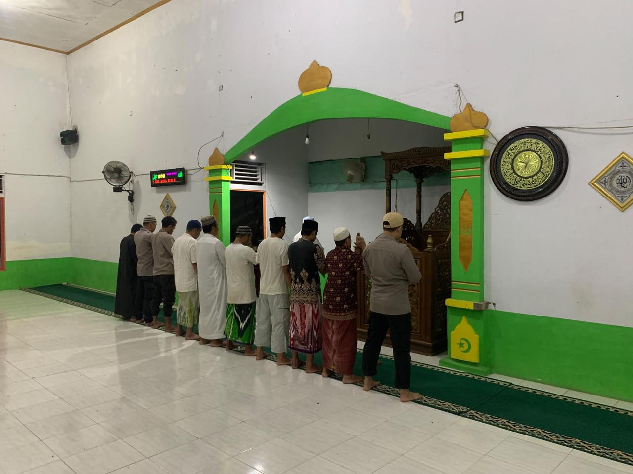 Polsek Sayan Gelar Subuh Keliling, Ajak Warga Bersama Jaga Kamtibmas