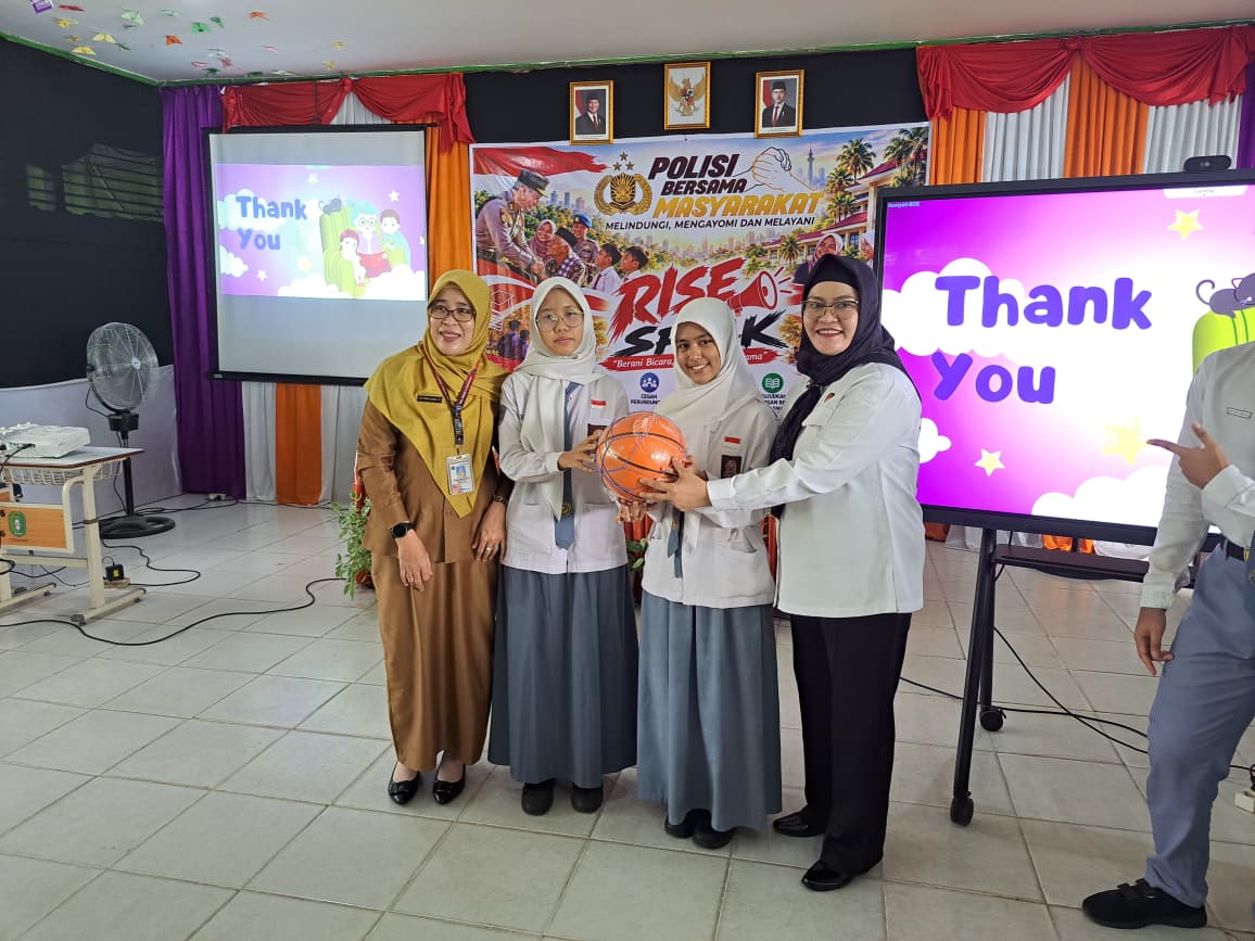 Polda Kalbar Tanamkan Kesadaran Hukum kepada Pelajar SMA Negeri 6 Pontianak melalui Program Polisi Peduli Pendidikan