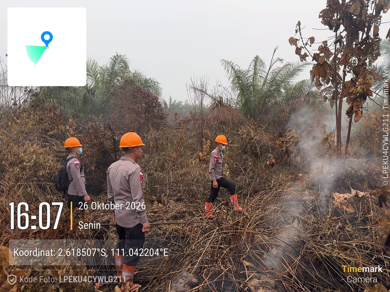 Cegah Api Kembali Muncul, Brimob Kalbar Patroli di Lahan Bekas Karhutla di Kabupaten Ketapang